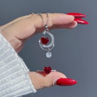 نیمست ماه و قلب قرمز